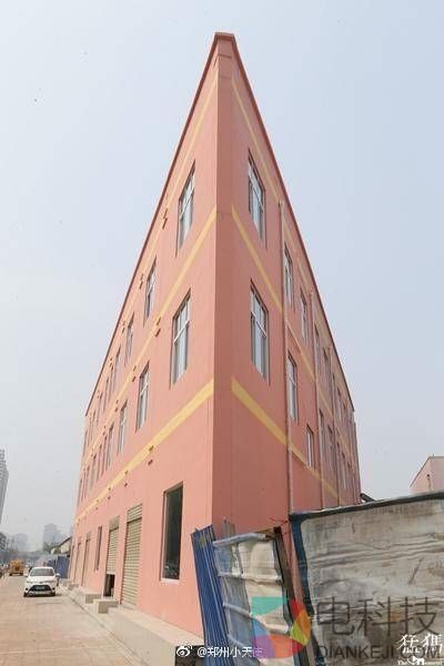 郑州现奇葩建筑:最薄处仅20余厘米 远看如纸片