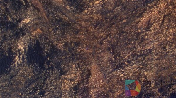 “好奇”号火星探测器被抓拍 孤独的一抹蓝