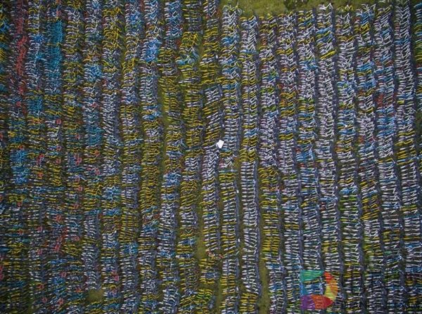 杭州上万辆共享单车被弃荒野 场面蔚为壮观