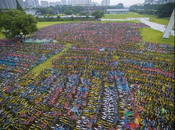 杭州上万辆共享单车被弃荒野 感场面蔚为壮观