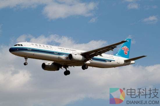 老人朝飞机发动机撒硬币致航班延误 南航官方回应