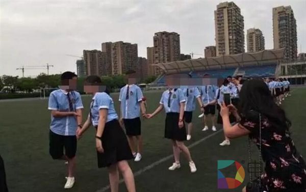 杭州一名女初中生的3张照片火了：颠覆三观