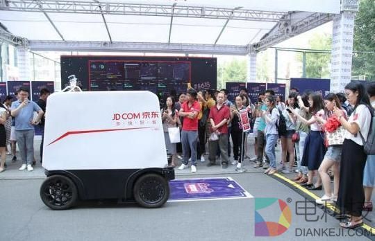 3天暴雨积水大腿深 京东快递小哥划船送货走红