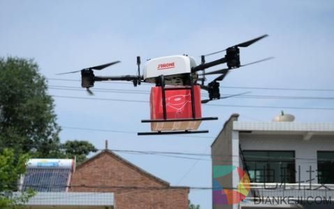 3天暴雨积水大腿深 京东快递小哥划船送货走红