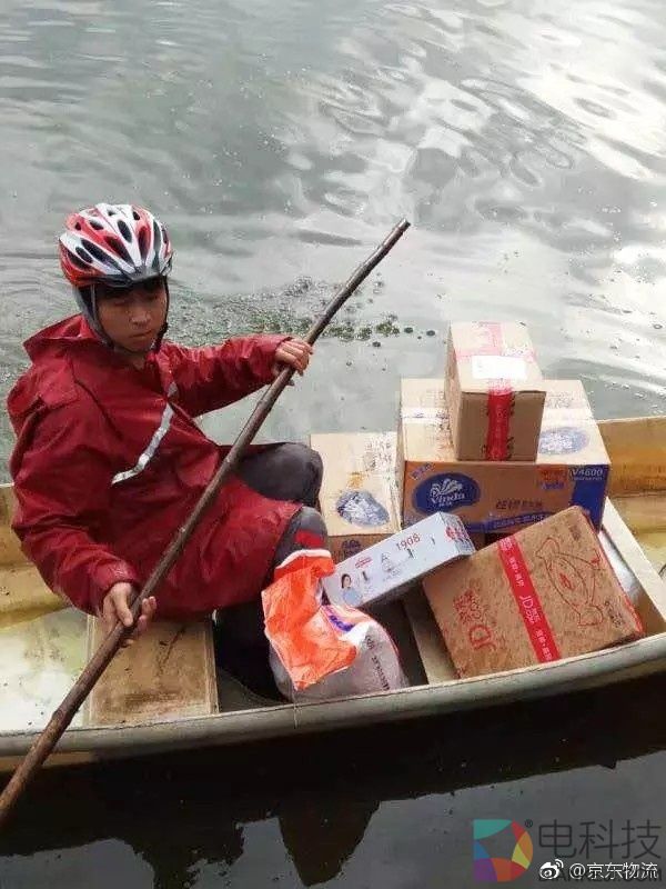 3天暴雨积水大腿深 京东快递小哥划船送货走红