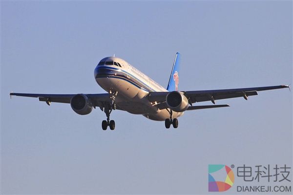 航班奇葩延误：老人朝发动机扔了一把硬币求平安