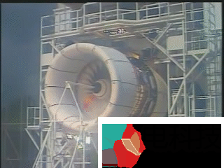 老人朝飞机发动机撒硬币 如果启动后果怎样？