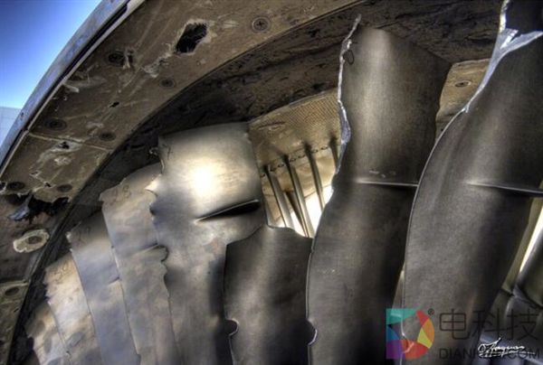 老人朝飞机发动机撒硬币 如果启动后果怎样？