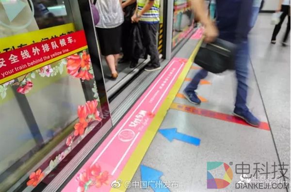 广州地铁1号线女性车厢今日启用 男士“误闯”