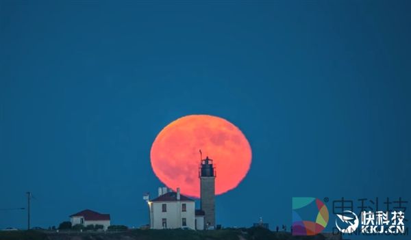 美摄影师拍到橙红色满月 如梦似幻