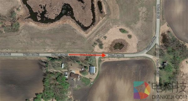 自动驾驶抽风一车5人遭殃：特斯拉股价大跌