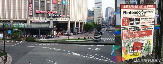 Switch太火爆竟摇号发售 万人疯抢排长龙