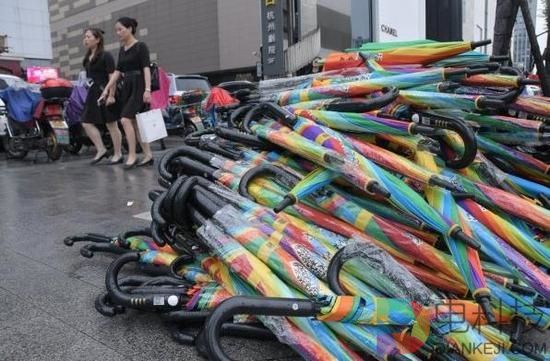 共享雨伞创始人：计划一年内投放1000万把 成本6亿