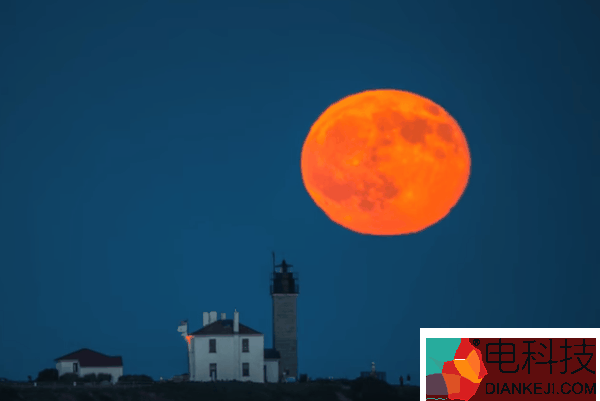美摄影师拍到橙红色满月 如梦似幻