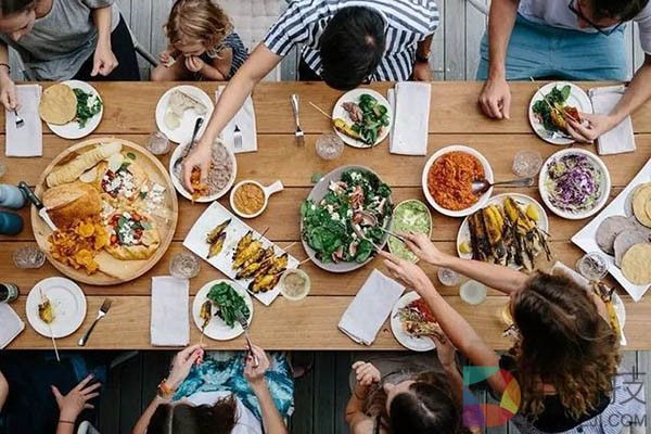 小伙坚持5年“过午不食”胃里形成两个巨大溃疡