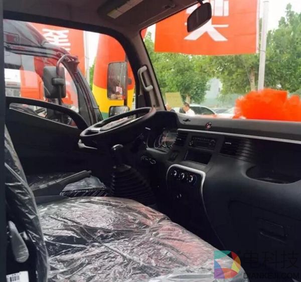 全新骏铃V3快递版上市：颜值高容积大