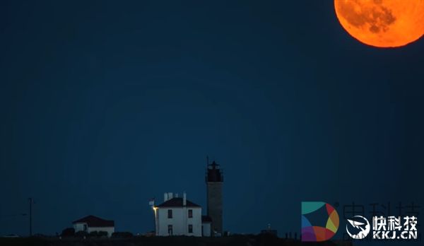 美摄影师拍到橙红色满月 如梦似幻