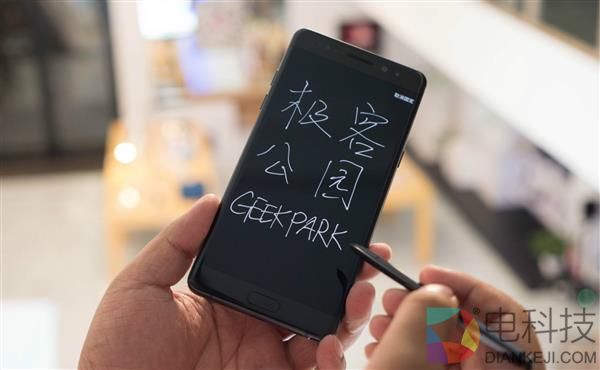 手机变身电脑 真的只差一个拓展坞了吗？