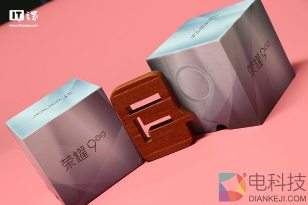 IT之家荣耀9手机发布会邀请函实拍:好香……