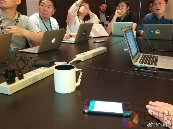 微软哭晕！首席科学家开会用华为手机 记者全部Mac