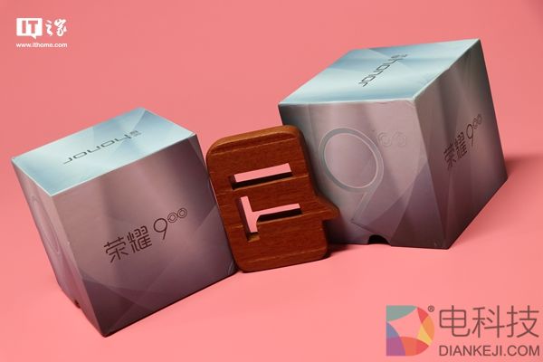 IT之家荣耀9手机发布会邀请函实拍:好香……