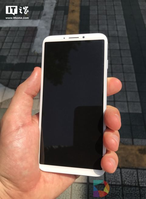 苹果iPhone 8工程机上手：后置指纹，屏占比惊人