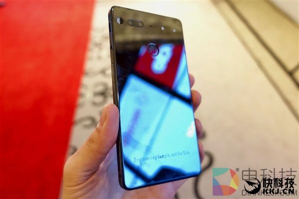 安卓之父手机Essential Phone真机上手