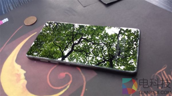 工匠细节！安卓之父全面屏新机神奇集成LED通知灯