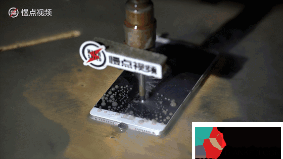 网友嫌华为手机Logo不够大气 用水刀重新刻了一个