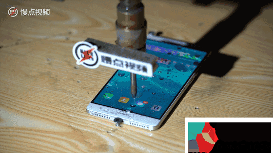 网友嫌华为手机Logo不够大气 用水刀重新刻了一个