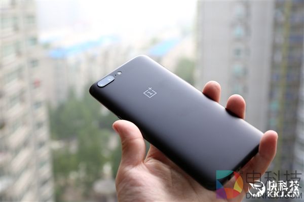 8GB内存!一加5星辰黑版开箱图赏:手感更TM爽