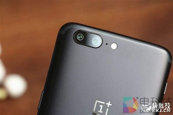 8GB内存!一加5星辰黑版开箱图赏:手感更TM爽