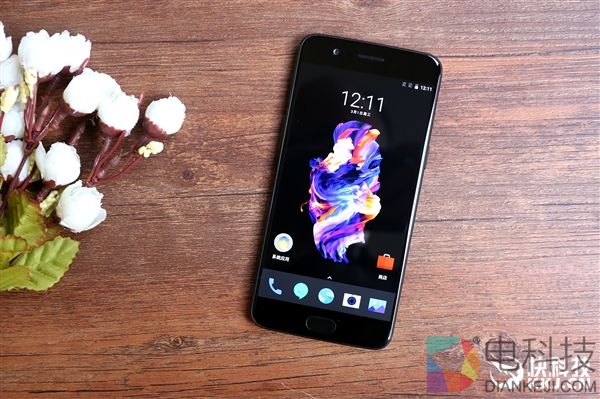 8GB内存!一加5星辰黑版开箱图赏:手感更TM爽