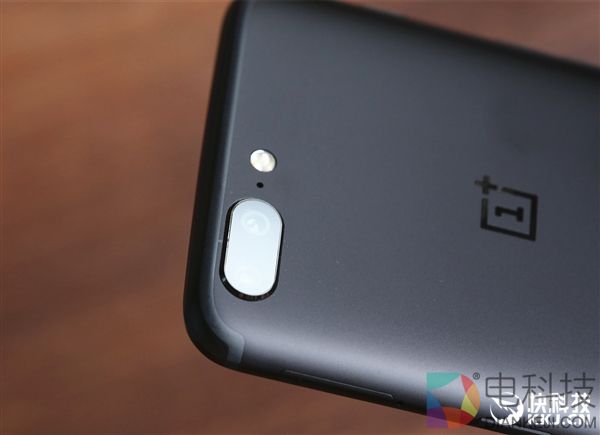 8GB内存!一加5星辰黑版开箱图赏:手感更TM爽