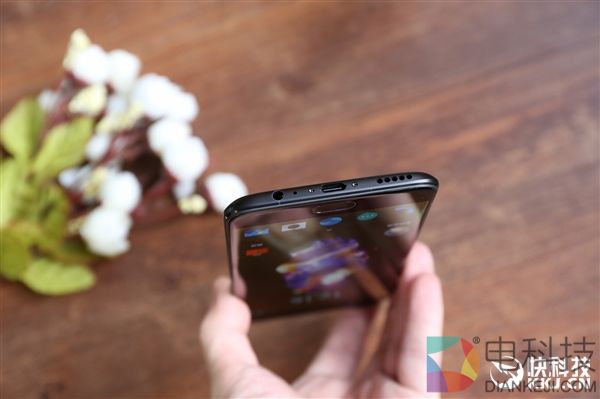 8GB内存!一加5星辰黑版开箱图赏:手感更TM爽