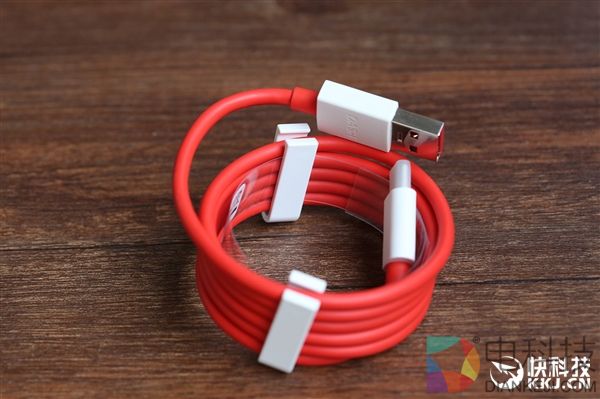 8GB内存!一加5星辰黑版开箱图赏:手感更TM爽