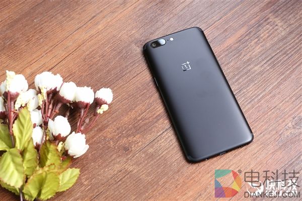 8GB内存!一加5星辰黑版开箱图赏:手感更TM爽