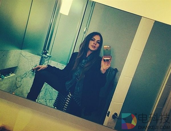 美国小年轻最喜欢自拍的地方竟是这里！这照片有味道