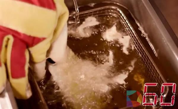 三星S8高温油炸1分钟后:拿出来居然还能打电话!