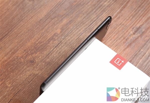 8GB内存!一加5星辰黑版开箱图赏:手感更TM爽