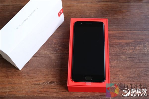 8GB内存!一加5星辰黑版开箱图赏:手感更TM爽