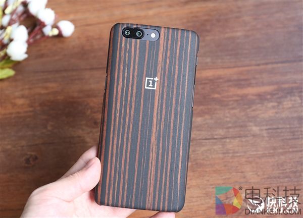 8GB内存!一加5星辰黑版开箱图赏:手感更TM爽