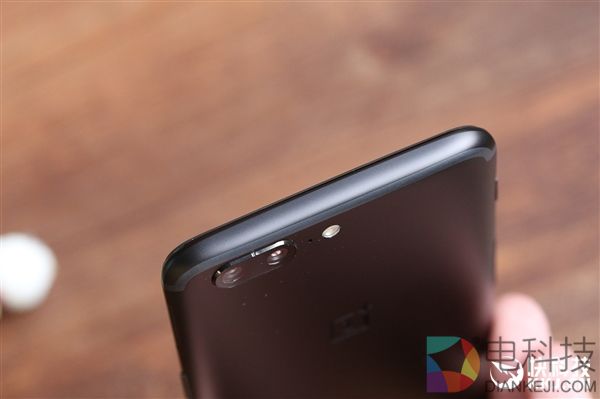 8GB内存!一加5星辰黑版开箱图赏:手感更TM爽