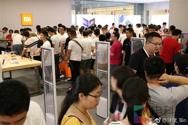 小米转型里程碑！一天小米之家7店开业：华为OV小心了
