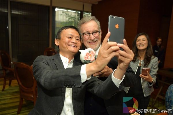 马云跟美国大导演斯皮尔伯格合影：自用手机吸睛