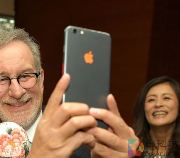 马云跟美国大导演斯皮尔伯格合影:自用手机吸睛