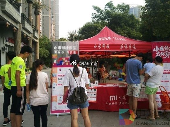 小米小店线下摊位首曝光!小区里直接购买小米6