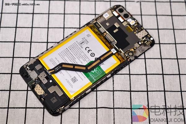 屏幕真的装反了?一加5真机拆解 寻找真相