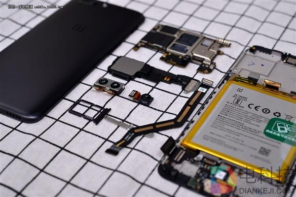 屏幕真的装反了?一加5真机拆解 寻找真相