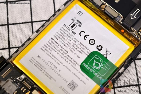 屏幕真的装反了?一加5真机拆解 寻找真相